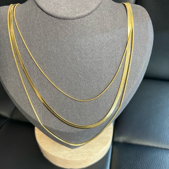 18k Gold Plated Tarnish Free layer Necklace. - Picture 3 of 4